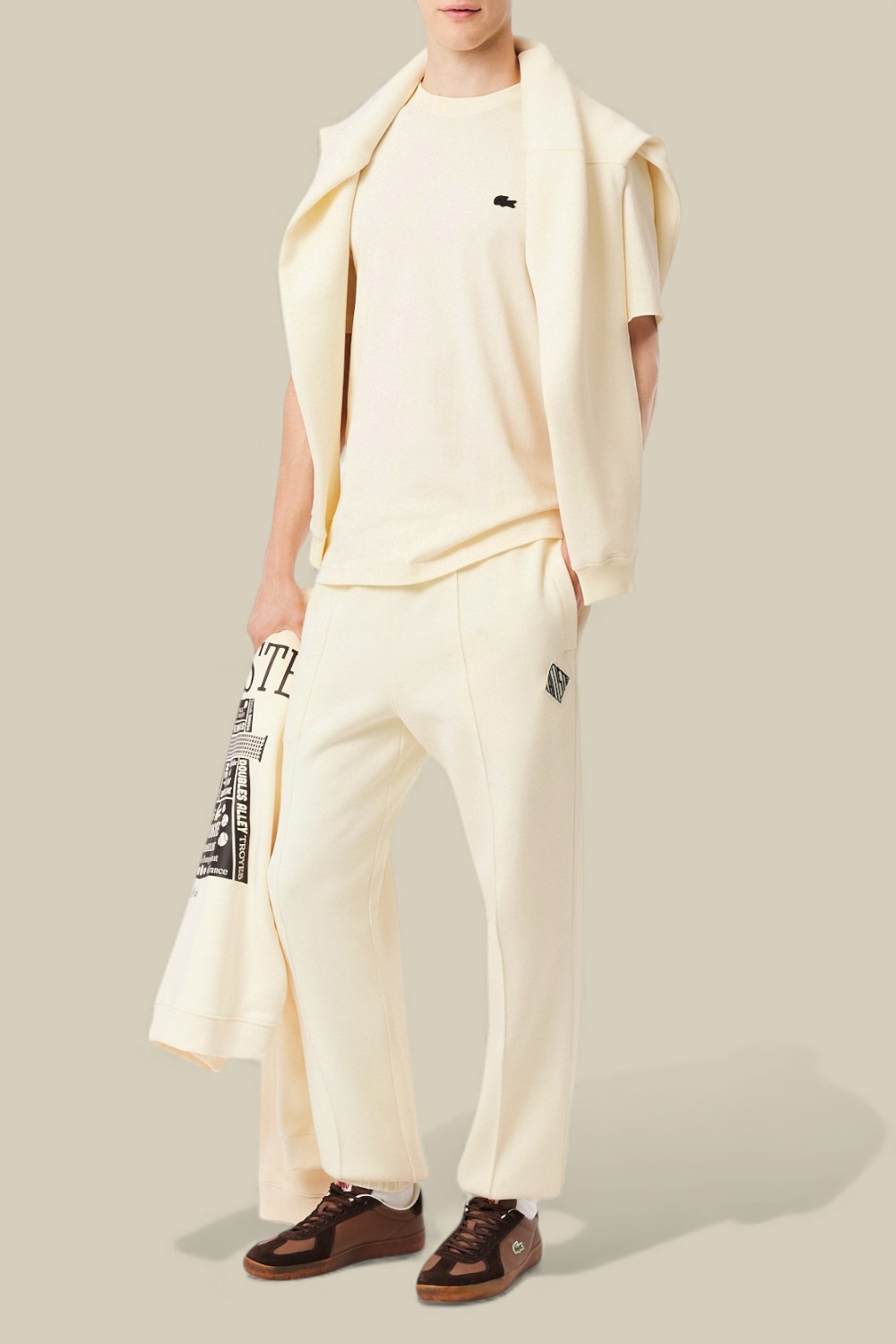 תמונת כל הלוק של חולצת טי עם הדפס בגב PRE LINE